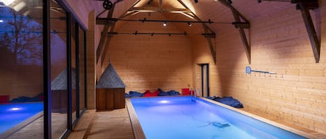Una piscina cubierta