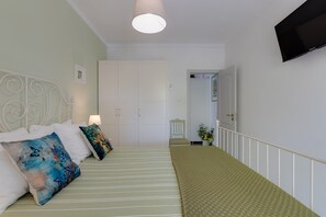 2 bedrooms, in-room safe, desk, iron/ironing board
