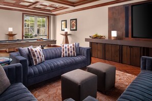 TV, fireplace, foosball, stereo - Ritz Carlton Vail- Luxurious w/ Balcony & Fireplace, Spa, Lux Pool, Gym near ski (Vail)