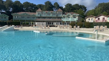 Een buitenzwembad en een verwarmd zwembad