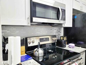 Refrigerador, microondas, horno y parrilla de estufa