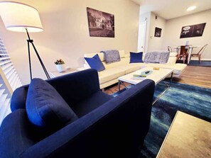 Fernseher, Netflix, Hulu, Bücher