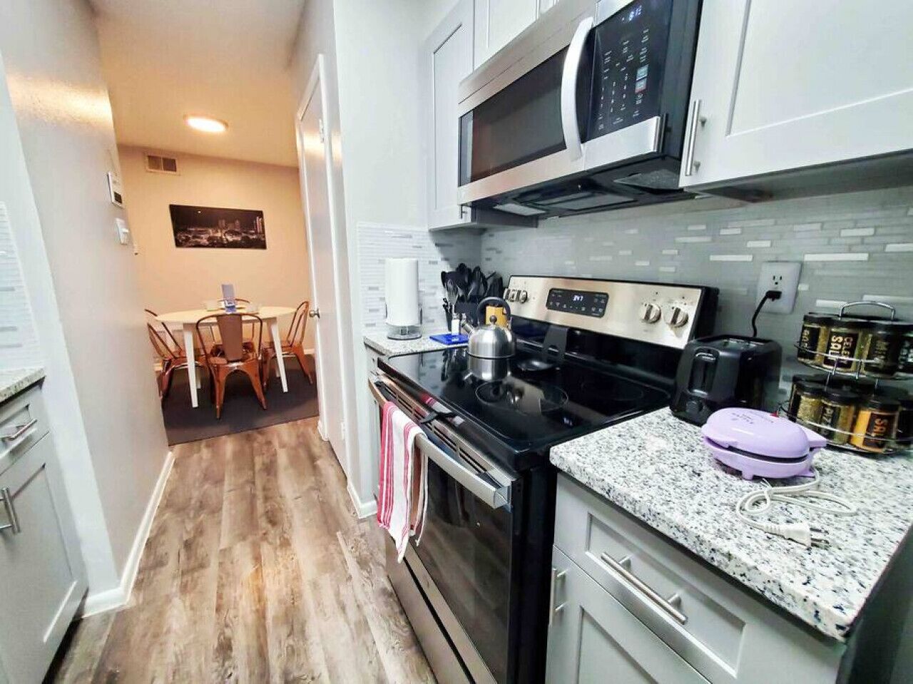 Réfrigérateur, micro-ondes, four, plaque de cuisson