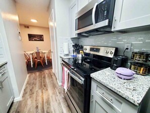 Frigorífic, microones, forn i placa de cuina 