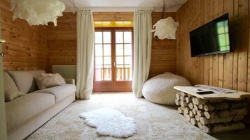 Télévision, cheminée, livres