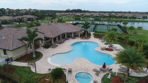 Una piscina al aire libre, una piscina climatizada