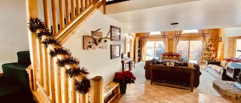 Téléviseur connecté, foyer, table de baby-foot, table de ping-pong