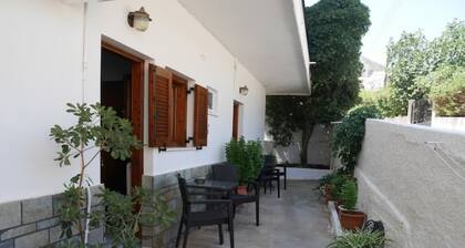 Chrysoulaâs Welcoming Triple Room with Yard