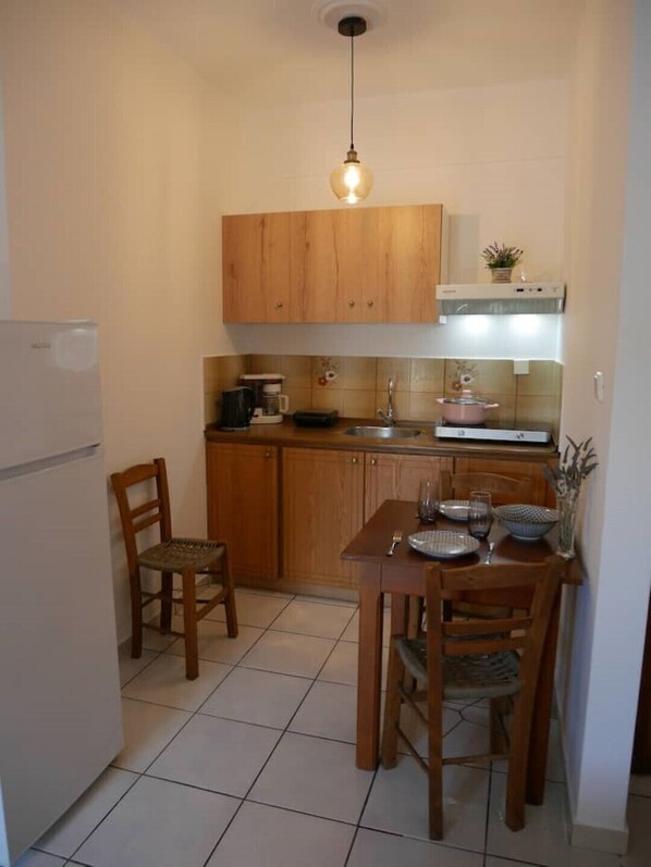 Fridge, stovetop, coffee/tea maker, electric kettle