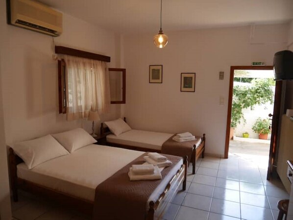 1 bedroom, WiFi, bed sheets - Chrysoula’s Welcoming Triple Room with Yard (Unknown)