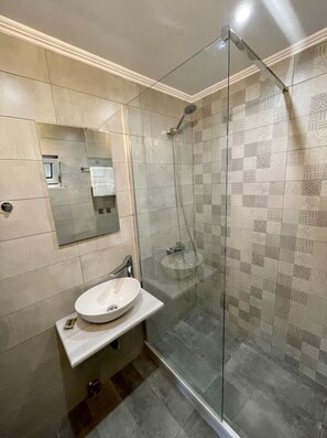 Dusche, Haartrockner, Handtücher, Seife