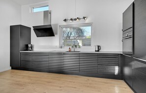 Réfrigérateur, four à micro-ondes, surface de cuisson, lave-vaisselle