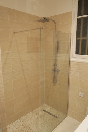 Douche, sĂšche-cheveux, serviettes fournies, papier toilette