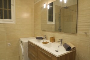 Dusche, Haartrockner, Handtücher, Toilettenpapier