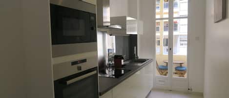 Frigorífico, microondas, horno y placa de cocina
