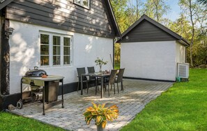 Outdoor dining - Lovely home in Gudhjem with WiFi (Gudhjem)