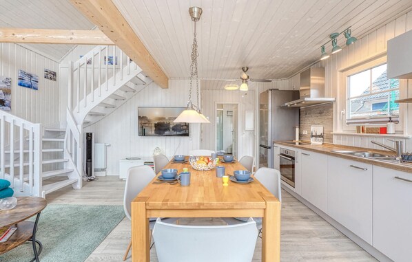 Kühlschrank, Ofen, Geschirrspüler, Wasserkocher mit Kaffee-/Teezubehör