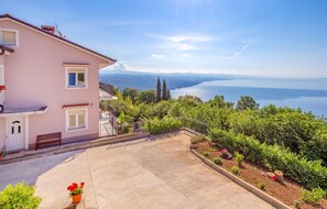 Property grounds - Awesome apartment in Bregi with house sea view (Bregi)