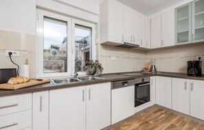 Kühlschrank, Ofen, Geschirrspüler, Wasserkocher mit Kaffee-/Teezubehör