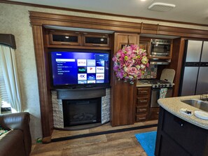 Fridge, microwave, oven, stovetop - Glamping in a luxurious Travel Trailer (Georgetown)