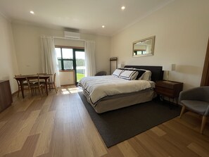 1 bedroom, iron/ironing board, free WiFi, bed sheets - The Studio set among boutique vineyards (Summertown)