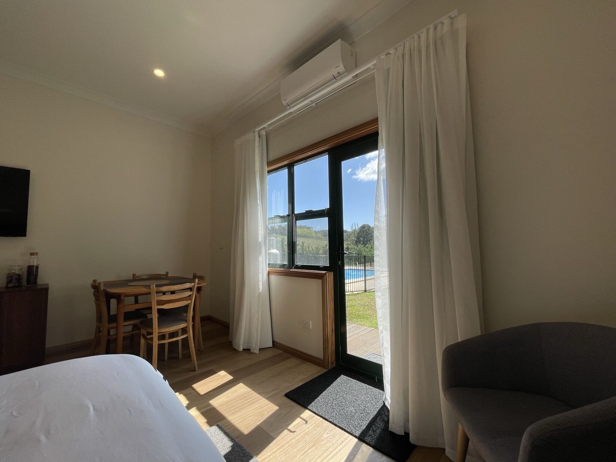 The Studio set among boutique vineyards — image 5