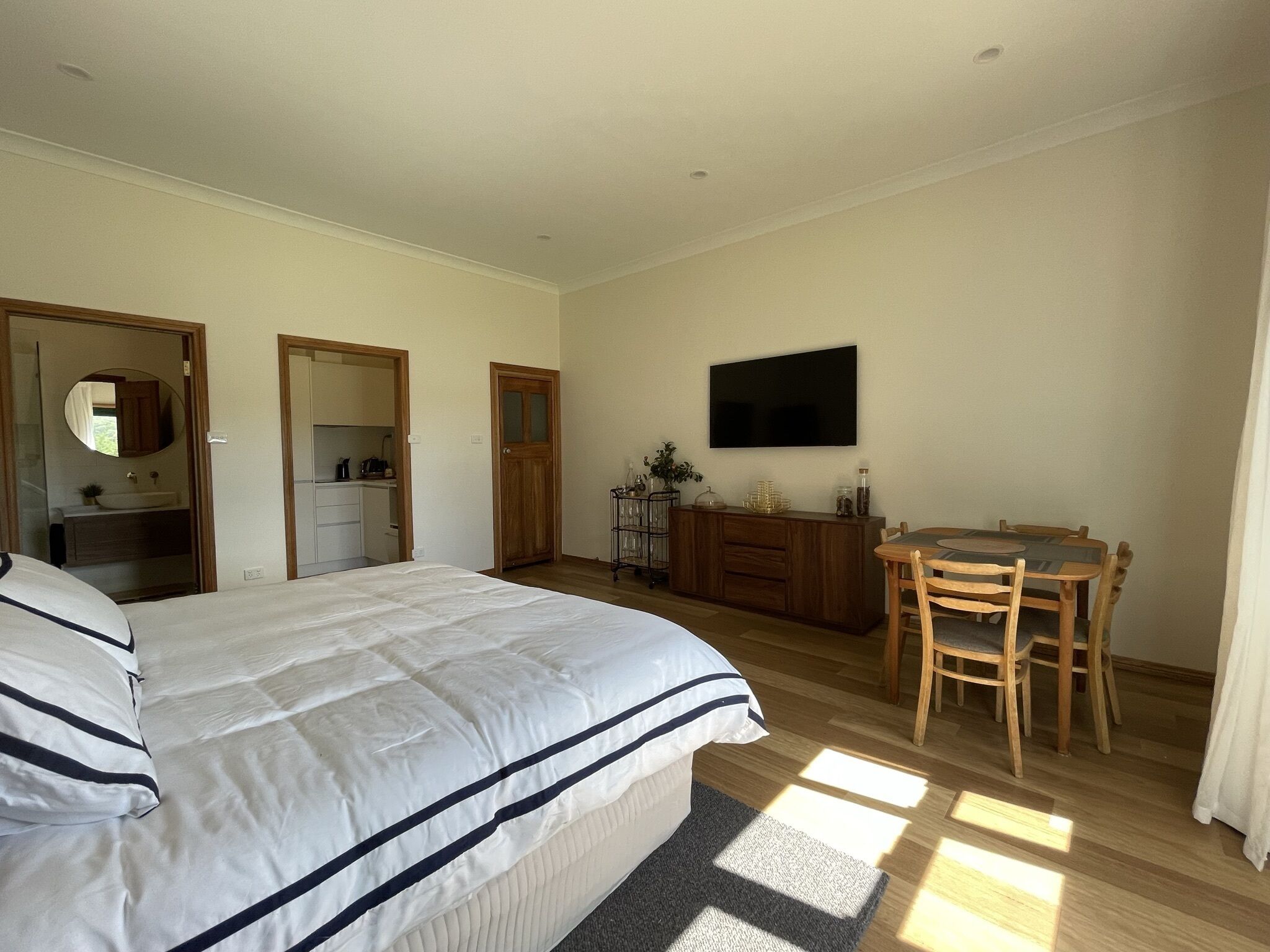 The Studio set among boutique vineyards — image 9