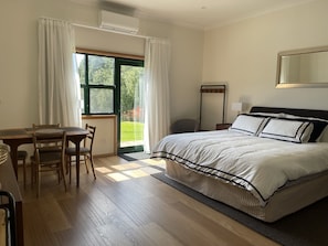 1 habitación, tabla de planchar con plancha, wifi gratis y ropa de cama 