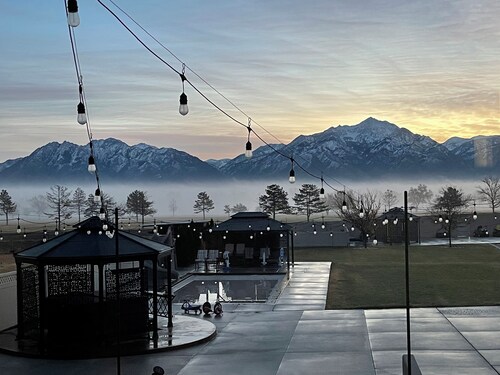 Perfect winter ski get away. Hot tub, stunning view, 5 star, quiet clean