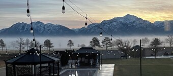 Perfect winter ski get away. Hot tub, stunning view, 5 star, quiet clean