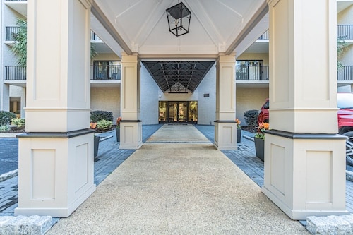 2BR/2BA Minutes from Beach & Golf. VRBO's Avg Rate includes cleaning + fees