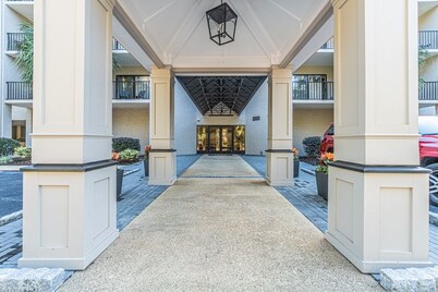 2BR/2BA Minutes from Beach & Golf. VRBO's Avg Rate includes cleaning + fees