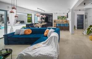 Smart-TV, Kamin, Tischtennisplatte