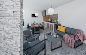TV connectée, cheminée, table de tennis de table