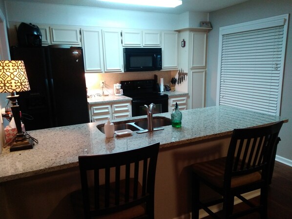 Private kitchen - Masters Golf - Walk To The Course!! How May Beds Do You Need? (Augusta)