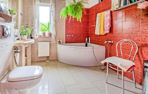 Bathtub - 3 bedroom awesome home in Zbychowo (Zbychowo)