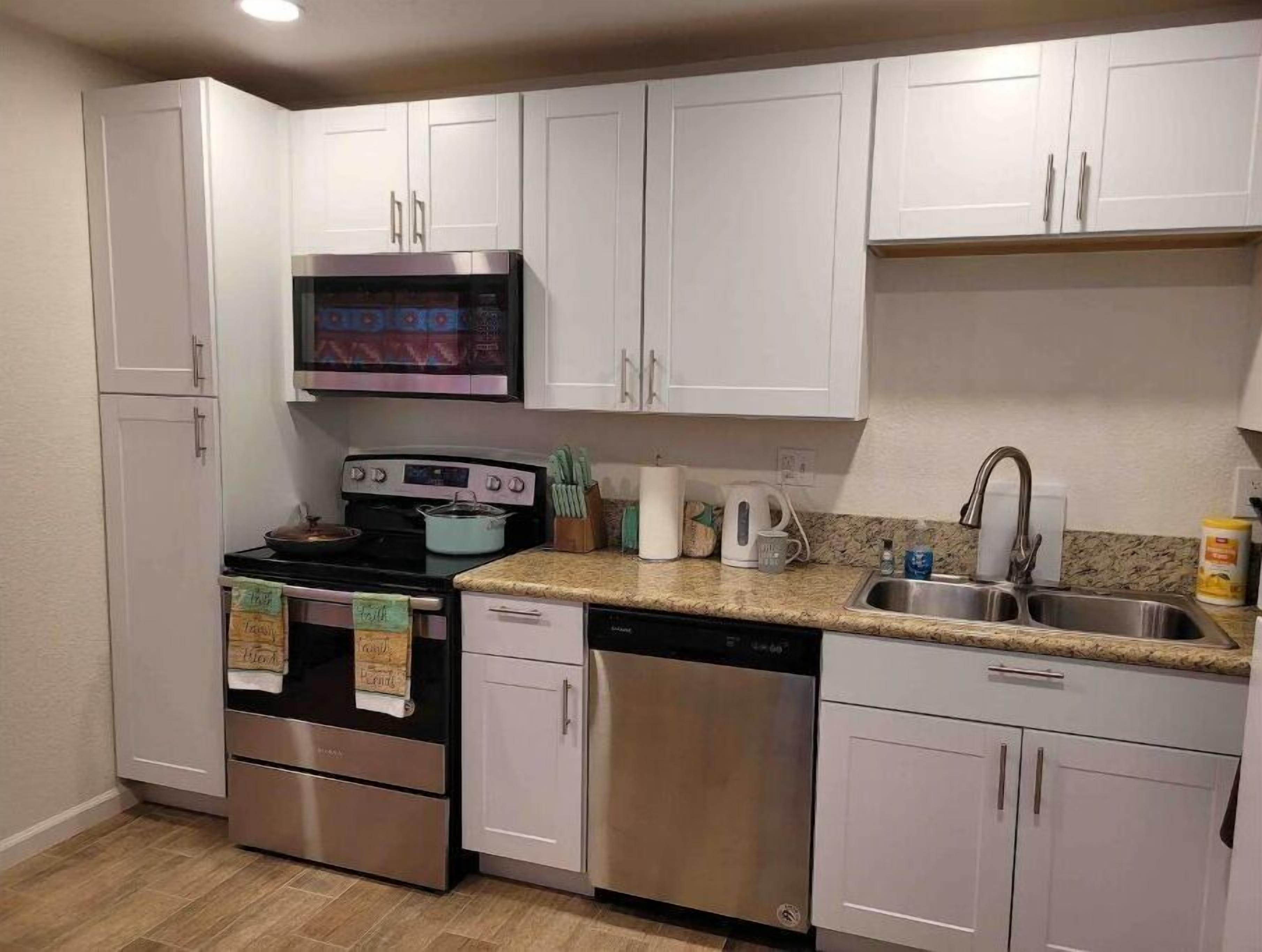 Refrigerador, microondas, horno y parrilla de estufa 