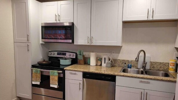Coffee/tea maker, fridge, microwave, oven - Death Valley Gateway -Suite B (Beatty)