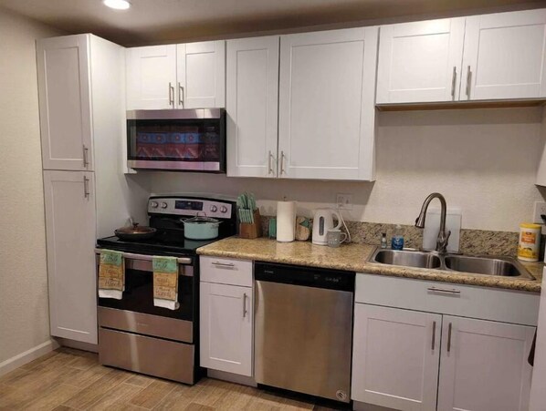 Een koelkast, een microgolfoven, een oven, een kookplaat