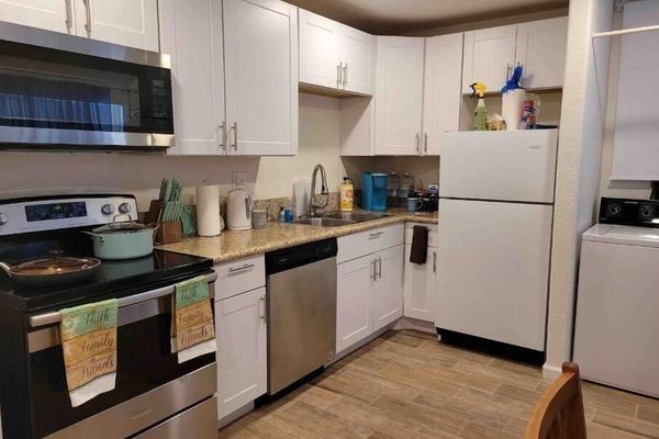 Een koelkast, een microgolfoven, een oven, een kookplaat