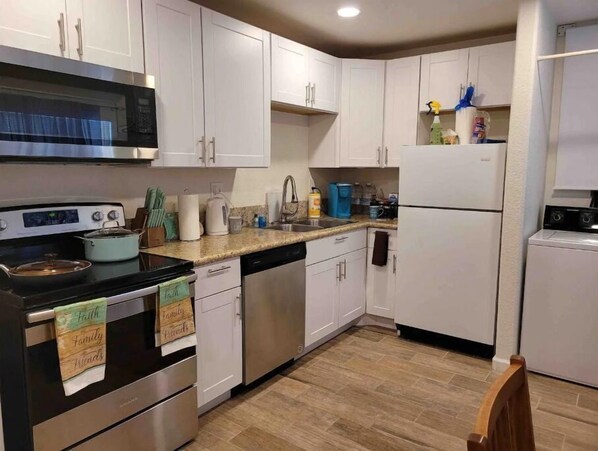 Refrigerador, microondas, horno, placa de cocina