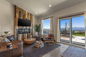 Smart TV y chimenea 