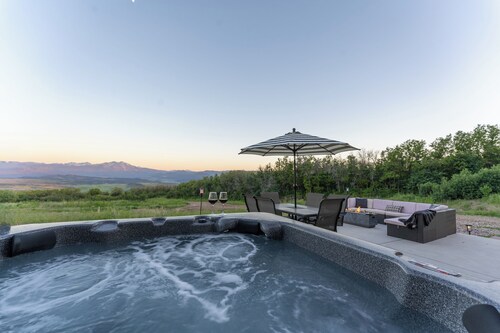 6 Person Hot Tub Spa, Amazing Mountain Views, Remote Nature Getaway For Families