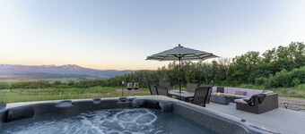 6 Person Hot Tub Spa, Amazing Mountain Views, Remote Nature Getaway For Families