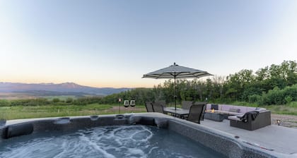 6 Person Hot Tub Spa, Amazing Mountain Views, Remote Nature Getaway For Families