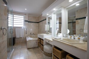 Baignoire, sèche-cheveux, serviettes fournies, savon