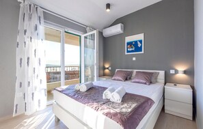 4 bedrooms, travel cot, free WiFi, bed sheets
