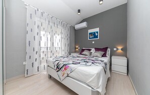 4 bedrooms, travel cot, free WiFi, bed sheets