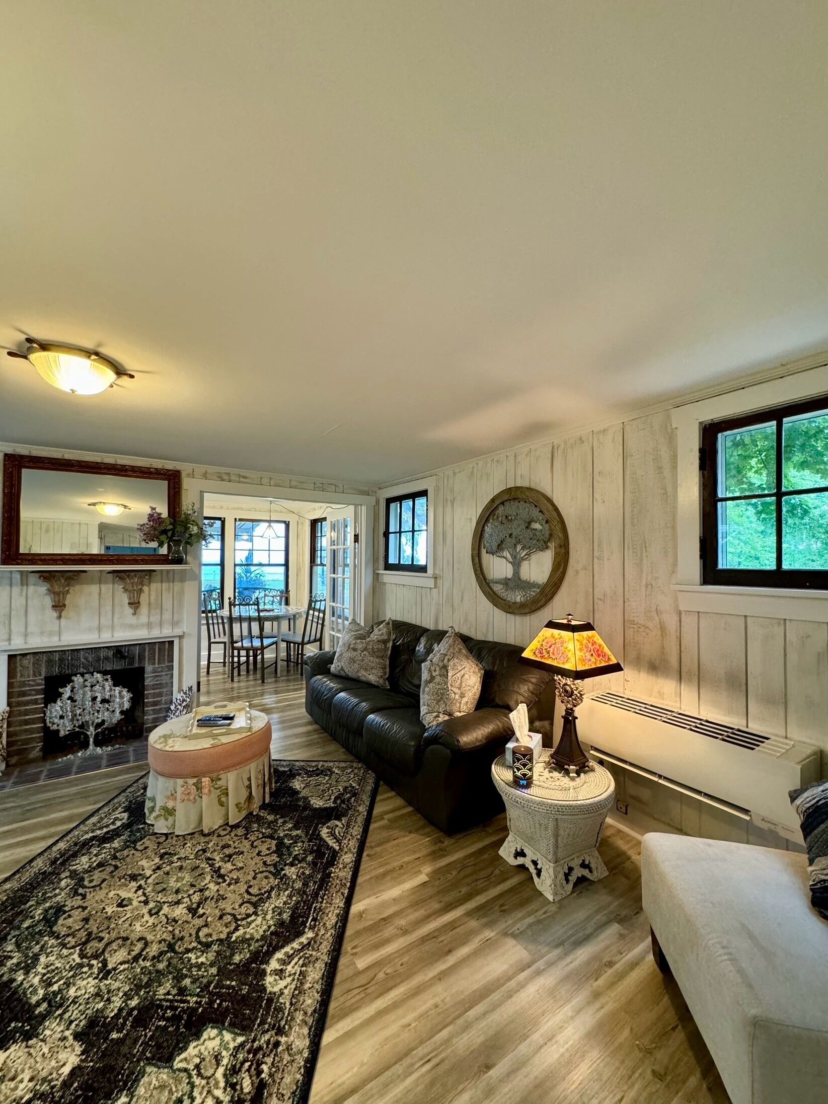 Smart-tv, een open haard en boeken