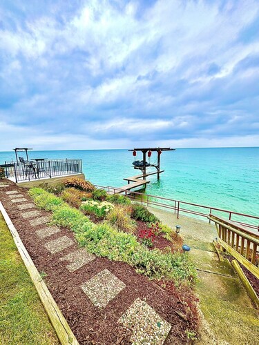 Lakeside Paradise! A charming blend of cozy comfort and beachfront bliss!